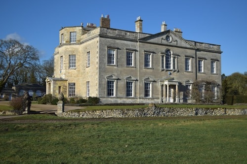 image of stately British home on sunny day